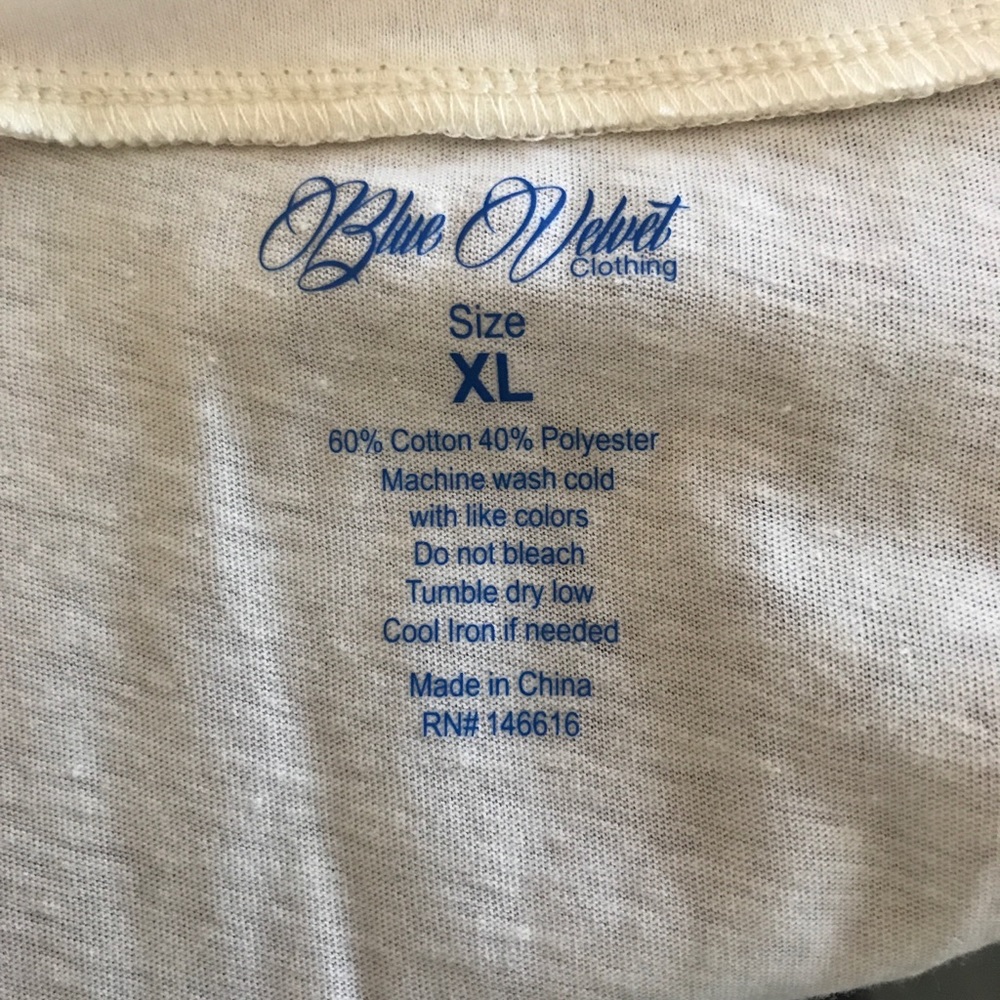 ✨2 left✨ Plus Size Basic V-Neck Tee - Picture 5 of 7